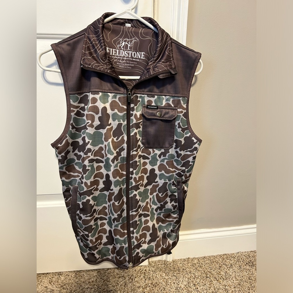 Fieldstone duck/retro camo vest. Size Medium.